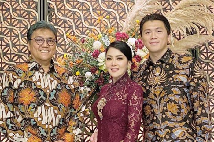 Anggun Berbalut Kebaya Buatan Anne Avantie Saat Kondangan Bareng Suami dan Papa Mertua, Syahrini Tenteng Tas Mungil Bertabur Payet Seharga Rp 52 Juta