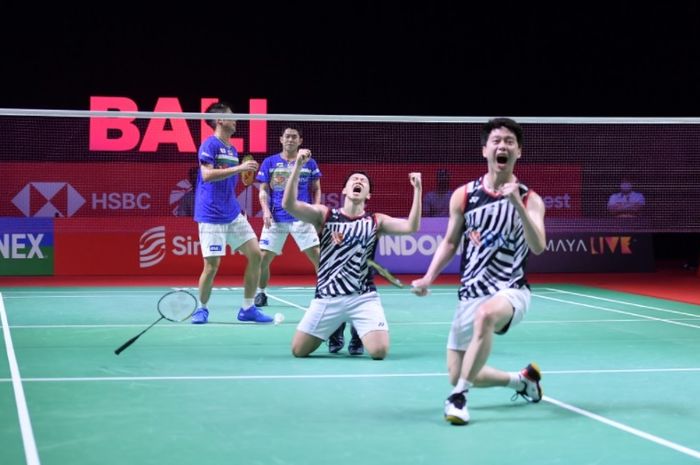 Ekspresi pasangan ganda putra Indonesia, Marcus Fernaldi Gideon/Kevin Sanjaya Sukamuljo (jersey putih), setelah mengalahkan Takuro Hoki/Yugo Kobayashi (Jepang) pada final Indonesia Open 2021 yang digelar di Bali International Convention Centre, Bali, 28 November 2021.