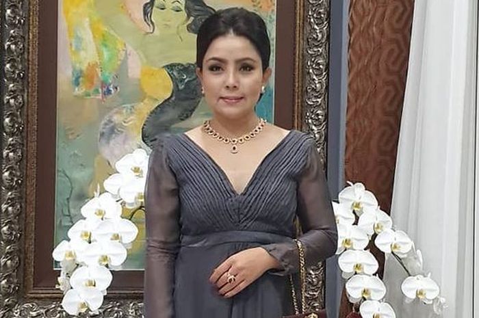 Tampil Nyentrik Pakai Ikat Pinggang dari Kulit Buaya Seharga Puluhan Juta, Mayangsari Malah Kena Cuek Netizen: Belum Ada yang Julid, Masak Dulu Ah..