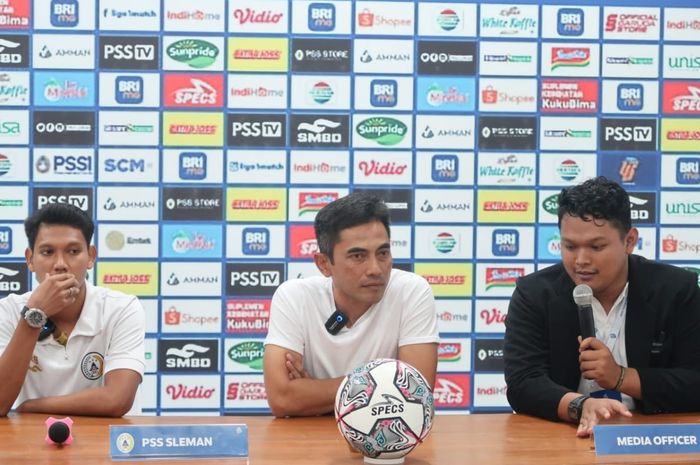 Pelatih PSS Sleman, Seto Nurdiantoro, saat sesi post match press conference, Sabtu (27/8/2022)
