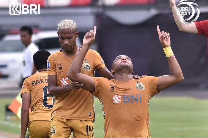 Pemain Bhayangkara FC melakukan selebrasi setelah berhasil mencetak gol ke gawang Persita Tangerang pada laga pekan ke-28 di Stadion Kapten I Wayan Dipta, Gianyar, Selasa (1/3/2022).