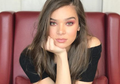 Gaya Makeup Hailee Steinfield yang Bisa Kamu Tiru Tanpa Terlihat Tua
