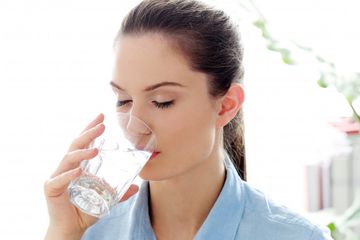 Cegah Dehidrasi, Ini Jumlah Air Putih yang Ideal Diminum Saat Sahur