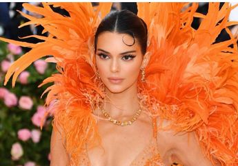 Kenakan Mahkota Karya Rinaldy Yunardi, Kendall Jenner Berubah Jadi Peri Cantik dan Seksi di Pesta Halloween