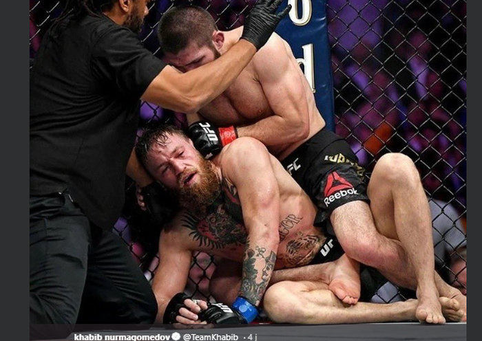 Khabib Nurmagomedov (atas) saat menghabisi Conor McGregor (bawah) pada ajang UFC 229 di T-Mobile Arena, Las Vegas, Nevada, AS, 7 Oktober 2018 Silam.