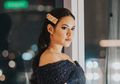 Tanpa Bantuan MUA, Raisa Makeup Sendiri dengan Nuansa Smokey Eyes Saat Manggung, Manglingi Banget!