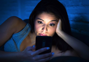 Stop Mulai Sekarang! Ini 3 Tanda Kalau Kita Berlebihan Stalking Gebetan!