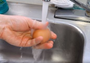 Hindari Mulai Sekarang! Bukannya Bersih dan Jadi Sehat, Mencuci Telur Sebelum Dimasak Justru Bisa Berbahaya Bagi Kesehatan