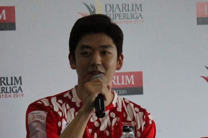 Pebulu tangkis ganda putra Korea Selatan, Lee Yong-dae, berbicara dalam konferensi pers jelang Djarum Superliga Badminton 2019 di Hotel Intercontinental, Bandung, Minggu (17/2/2019).