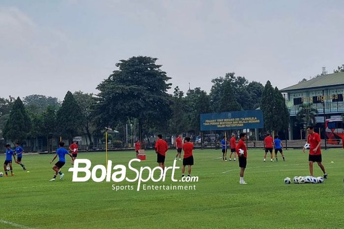 Suasana latihan Timnas U-19 Indonesia di lapangan Tajimalela, Bekasi, Jawa Barat, Minggu (3/7/2022).