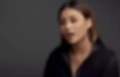 Aurel Hermansyah dalam video klip lagu 'Kepastian'