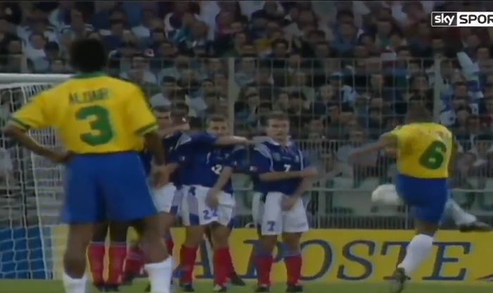 Timnas Brasil vs Timnas Prancis dalam laga persahabatan di Stade de Gerland, 3 Juni 1997.