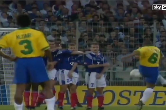 Bek kiri timnas Brasil, Roberto Carlos, mencetak gol free-kick ke gawang timnas Prancis dalam laga persahabatan di Stade de Gerland, 3 Juni 1997.