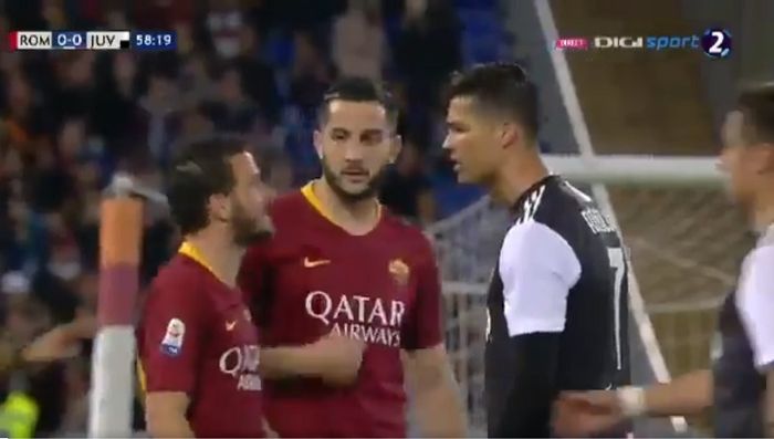 Megabintang Juventus, Cristiano Ronaldo (kanan), bertengkar dengan kapten AS Roma, Alessandro Florenzi, dalam laga Liga Italia di Stadion Olimpico, Minggu (12/5/2019).