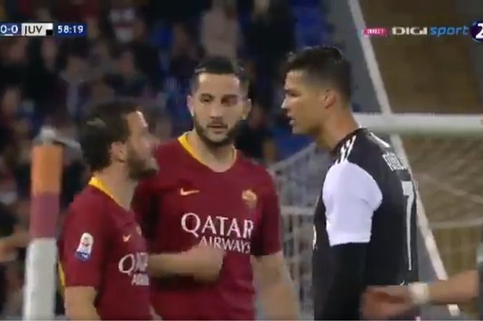 Megabintang Juventus, Cristiano Ronaldo (kanan), bertengkar dengan kapten AS Roma, Alessandro Florenzi, dalam laga Liga Italia di Stadion Olimpico, Minggu (12/5/2019).