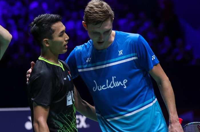 Jonatan Christie (kiri) dan Viktor Axelsen (kanan) berangkulan setelah saling berhadapan pada laga semifinal French Open 2019, Sabtu (26/10/2019)