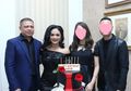 Selama Ini Keluarganya Tak Terekspos Media, Inilah Potret Kekasih Adik Raul Lemos yang Tak Kalah Memesona dari Krisdayanti