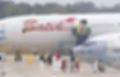 Sejumlah WNI dari Wuhan turun dari Pesawat Batik Air di Bandara Hang Nadim, Batam, Minggu (2/2/2020) pagi 