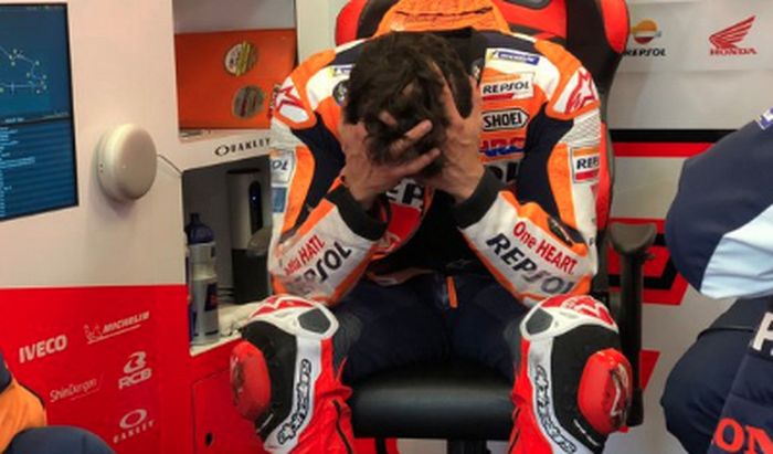 Pembalap Repsol Honda, Marc Marquez, kecewa karena gagal finis saat balapan seri kelima MotoGP Prancis 2021, Minggu (16/5/2021).