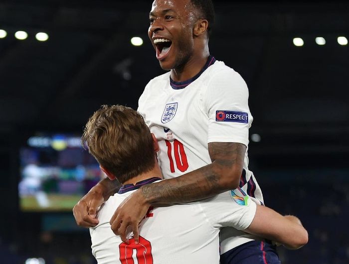 Harry Kane dan Raheem Sterling saat merayakan gol tinnas Inggris.