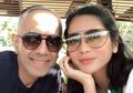 Gaya Menggemaskan Bunga Zainal Pakai Topi Transparan Saat Liburan ke Bali dengan Sang Suami Pria India Tajir