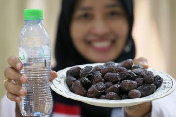 Makan Sahur Dengan Kurma dan Air Zam-zam, Khasiat Ini Bisa Didapat
