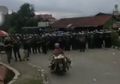 Bak Raja Jalanan, Tak Kenal Takut Emak-emak Naik Motor dengan Puluhan Bebek Ini Nekat Terobos Barikade Polisi Saat Demo Sedang Memanas