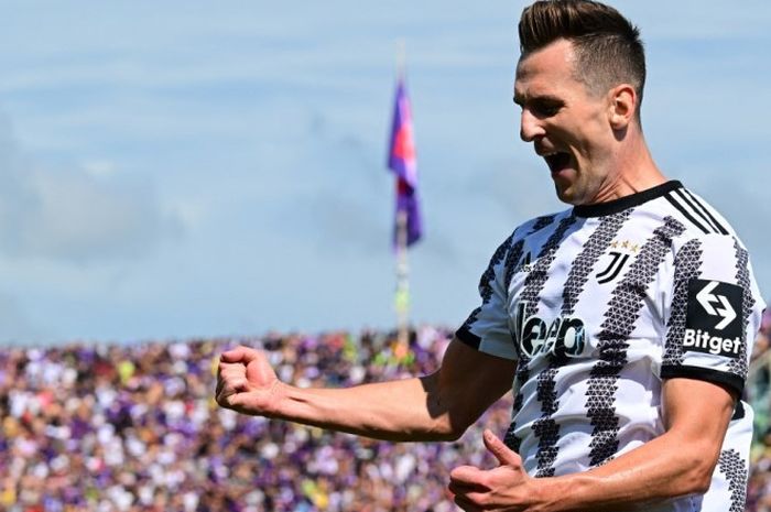 Striker Juventus, Arkadiusz Milik, melakukan selebrasi usai membobol gawang Fiorentina dalam laga Liga Itlaia 2022-2023.