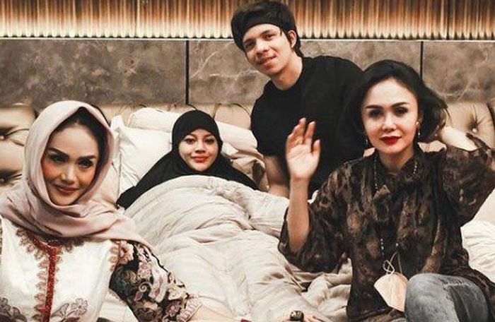 Krisdayanti dan Yuni Shara kunjungi kediaman Atta dan Aurel Hermansyah.