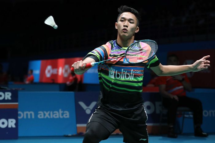 Pebulu tangkis tunggal putra Indonesia, Jonatan Christie, saat bertanding melawan Brice Leverdez (Prancis) pada babak kesatu Malaysia Open 2019 di Axiata Arena, Bukit Jalil, Kuala Lumpur, Selasa (2/4/2019).