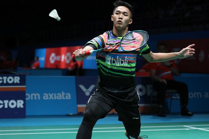 Pebulu tangkis tunggal putra Indonesia, Jonatan Christie, saat bertanding melawan Brice Leverdez (Prancis) pada babak kesatu Malaysia Open 2019 di Axiata Arena, Bukit Jalil, Kuala Lumpur, Selasa (2/4/2019).