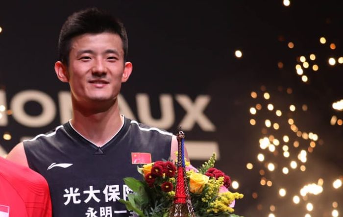 Pebulu tangkis tunggal putra China, Chen Long, di atas podium French Open 2019.