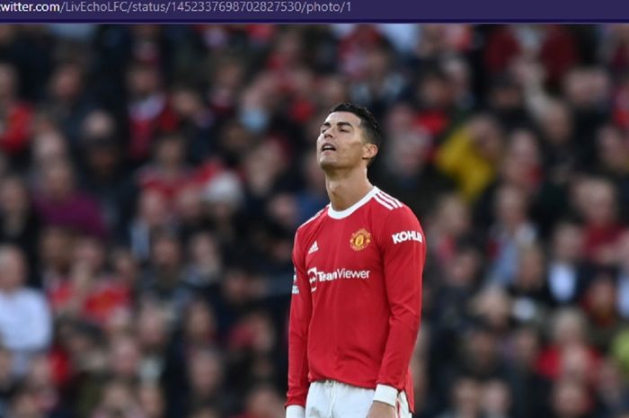 Megabintang Manchester United, Cristiano Ronaldo, menyaksikan kekalahan timnya dari Liverpool di Old Trafford pada Minggu (24/10/2021) dalam laga pekan ke-9 Liga Inggris 2021-2022 itu