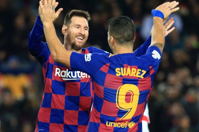 Penyerang Barcelona, Lionel Messi dan Luis Suarez, melakukan selebrasi.