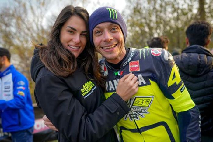 Valentino Rossi saat pamer Kemesraan Saat Liburan Bersama Sang Kekasih, Francesca Sofia Novello