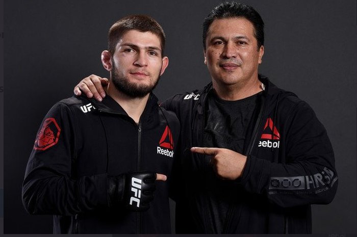 Javier Mendez dan Khabib Nurmagomedov dalam sesi foto