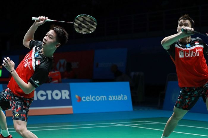 Pasangan ganda putra Indonesia, Marcus Fernaldi Gideon/Kevin Sanjaya Sukamuljo, mengembalikan kok ke arah Lee Yang/Wang Chi Lin (Taiwan) pada babak pertama Malaysia Open 2019 di Axiata Arena, Bukit Jalil, Kuala Lumpur, Rabu (3/4/2019).