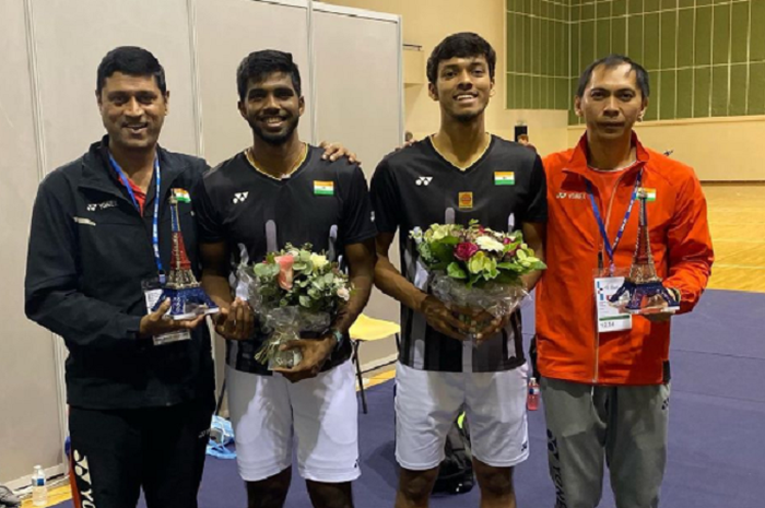 Flandy Limpele (paling kanan) bersama Satwiksairaj Rankireddy/Chirag Shetty yang berhasil menjadi runner-up France Open 2019.