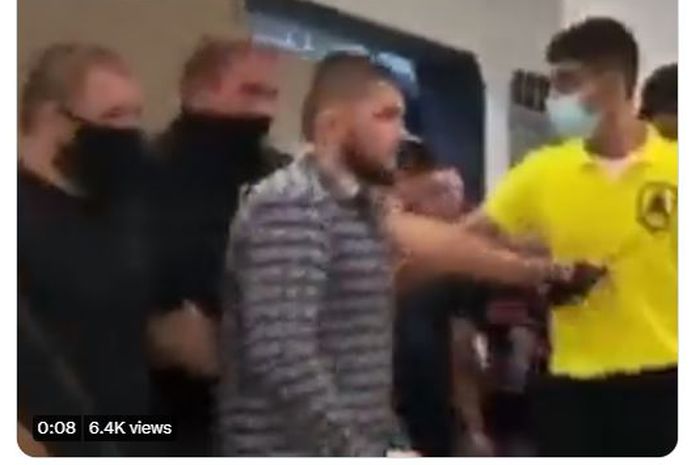 Momen video eks jagoan UFC, Khabib Nurmagomedov diserang seorang penggemar.