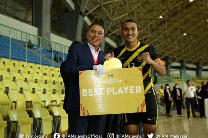 Pemain Timnas U-19 Malaysia Ahmad Aysar Hadi Mohd Shapri menerima penghargaan Pemain Terbaik Piala AFF U-19 2022 dari Ketua Umum PSSI Mochamad Iriawan di Stadion Patriot, Kota Bekasi, Jumat (15/7/2022).