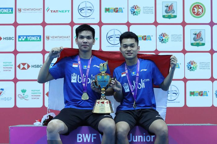 Daniel Marthin/Leo Rolly Carnando berpose di atas podium juara pada Kejuaraan Dunia Junior 2019, di Kazan Gymnastics Center, Rusia, Minggu (13/10/2019).