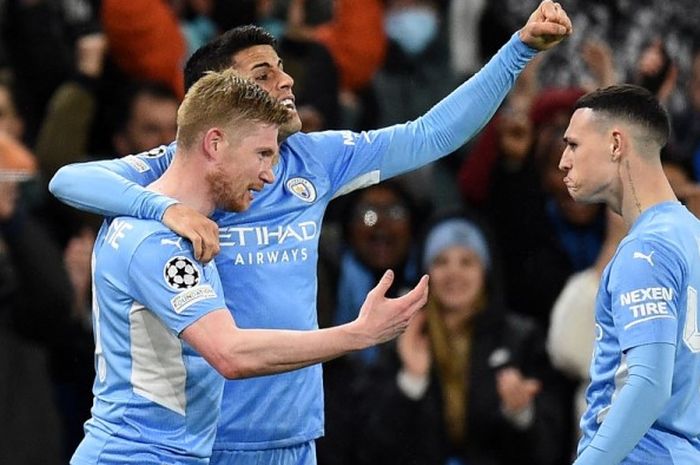 Gelandang Manchester City, Kevin de Bruyne, merayakan gol ke gawang Atletico Madrid pada leg pertama perempat ifnal Liga Champions, Selasa (5/4/2022).