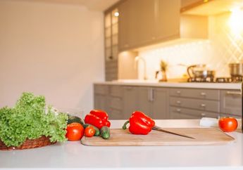 Cara Menghilangkan Bekas Air yang Berkerak pada Kitchen Set di Dapur