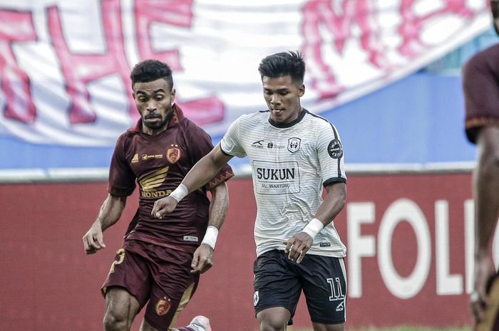 Aksi Yance Syuri melawan Abdul Rohman dalam laga PSM Makassar Vs RANS Nusantara FC di Stadion Batakan, Balikpapan, Selasa (30/4/2024).
