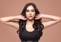 Cantiknya Aura Kasih dengan Gaya Feminin Menggunakan Playsuit Floral!