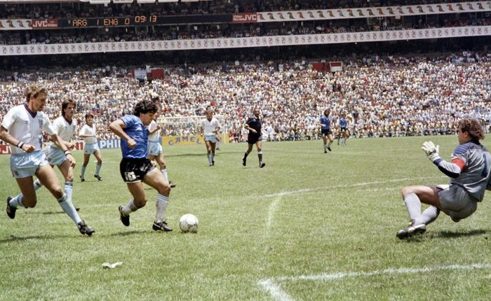 Diego Maradona sebelum menceploskan bola ke gawang Peter Shilton di laga Argentina vs Inggris pada perempat final Piala Dunia 1986 di Mexico City (22/6/1986).