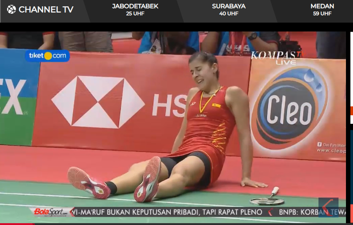 Pebulu tangkis putri asal Spanyol, Carolina Marin saat mengalami cedera lutut pada laga final Indone