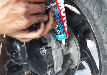 Perawatan Rutin Motor Matik Nggak Hanya Ganti Oli Mesin, Tapi Oli yang Ini Juga
