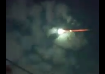 Selesai Shalat Tarawih, Warga Probolinggo Dihebohkan Penampakan Meteor Jatuh!
