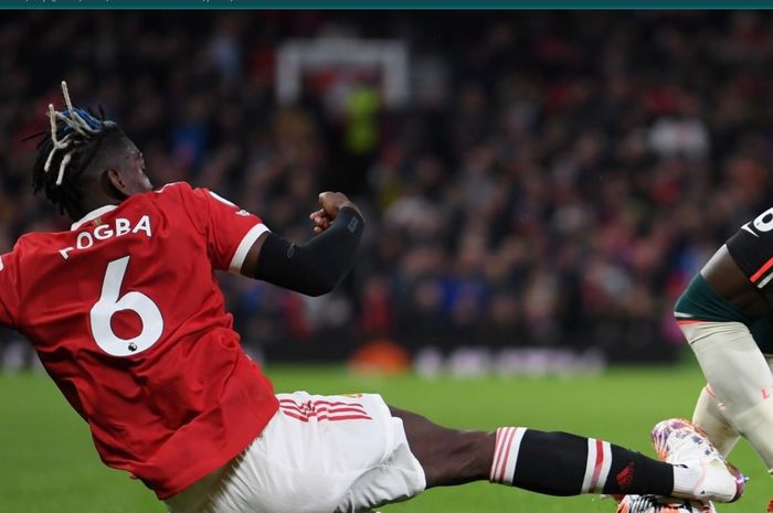 Paul Pogba melakukan tekel keras terhadap gelandang Liverpool, Naby Keita pada laga di Stadion Old Trafford, Minggu (24/10/2021).